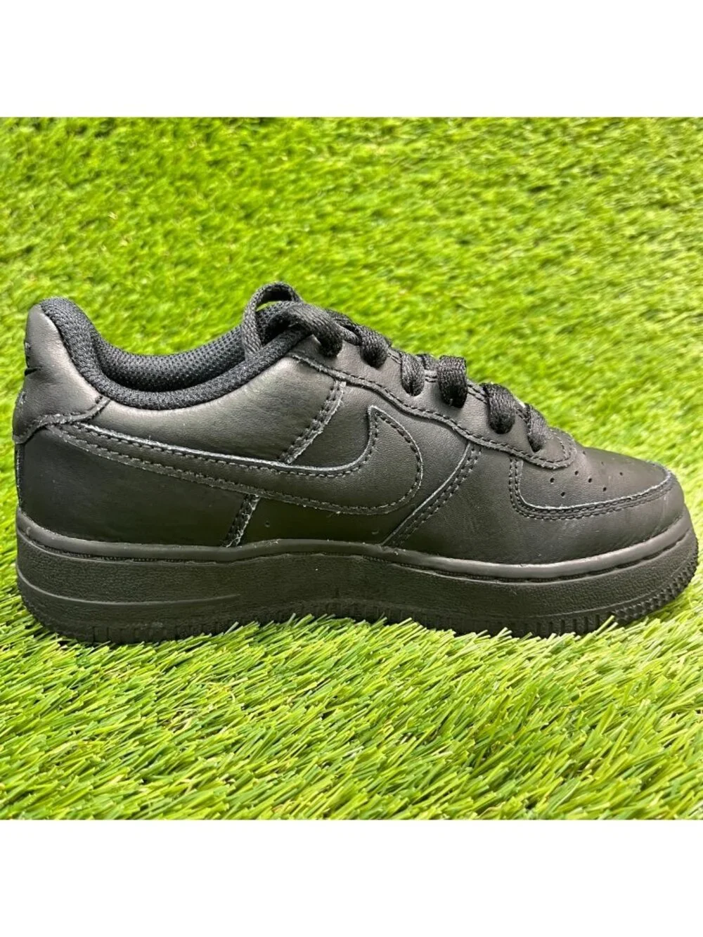 Nike Air Force 1 LE Boys Size 1Y Triple Black Athletic Leather Shoes Sneakers